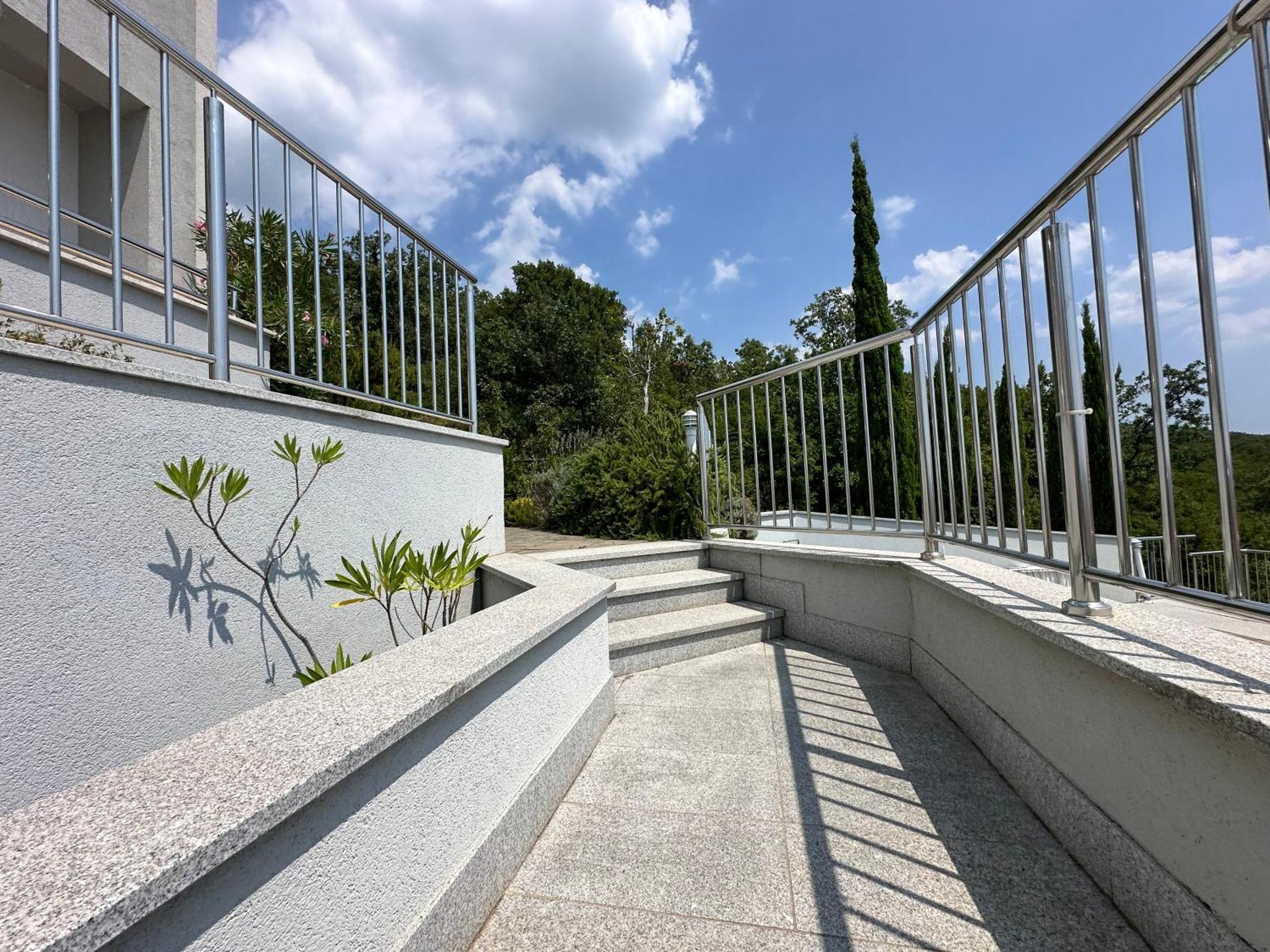 The View Apartment With Pool - تْسْغيكفانِتْسا المظهر الخارجي الصورة