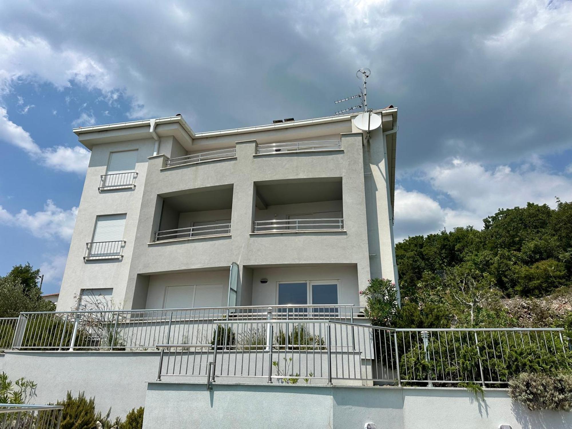 The View Apartment With Pool - تْسْغيكفانِتْسا المظهر الخارجي الصورة